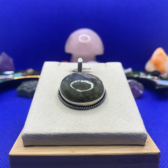 Bright Rainbow Flash Round Labradorite Pendant! .925 Sterling Silver Plated - Picture 4 of 10
